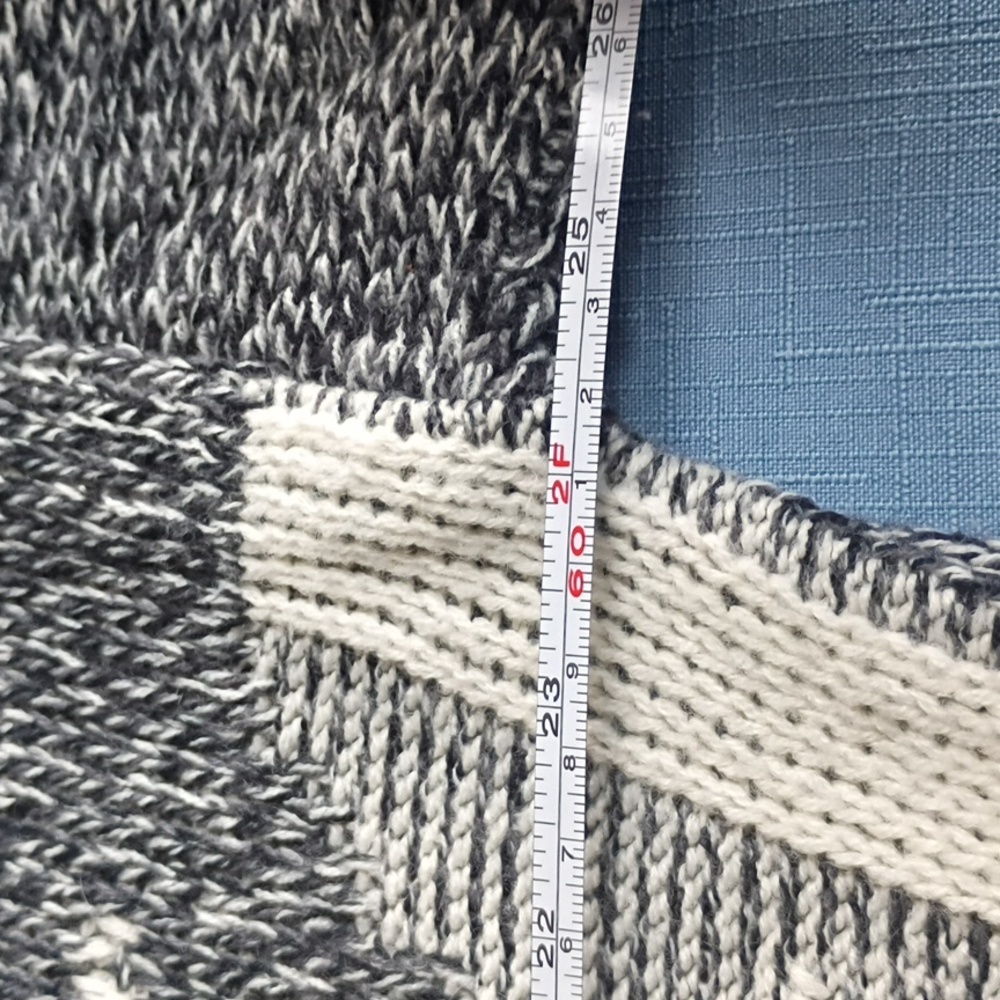 Men's Classic Gray and White Crewneck Sweater - Picture 4 of 8